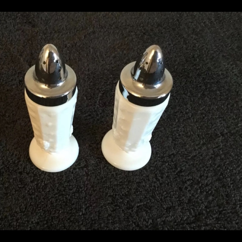 WESTMORELAND White Milk Glass Salt/Pepper shakers - Picture 2 of 7